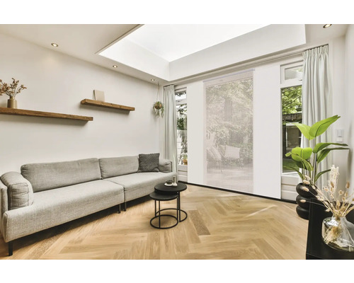 Obývací pokoj s pohovkou, dřevěnými policemi a denním světlem