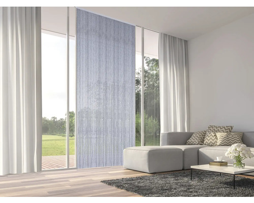 Obývací pokoj s posuvným závěsem, záclonami, pohovkou, stolem a kobercem