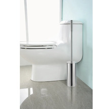 Bílá toaleta s toaletní štětkou z nerezové oceli