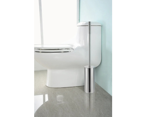 Bílá toaleta s toaletní štětkou z nerezové oceli