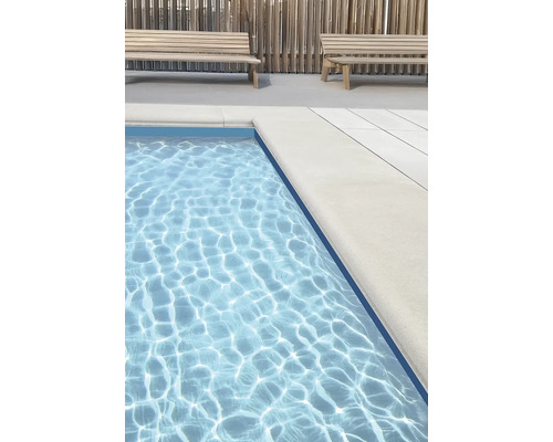 Detail bazénu s vodou a lavičkami v pozadí