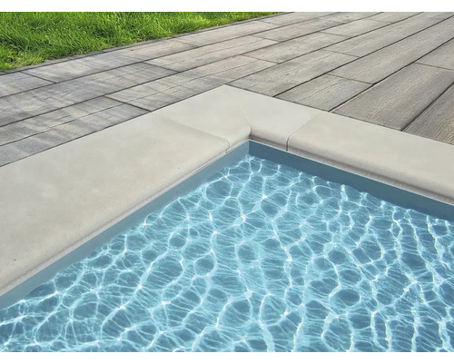 Detailní pohled na bazén s bazénovými obrubami a dřevěnou podlahou