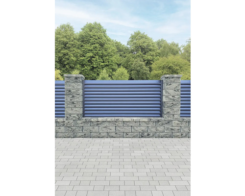 Plotový systém s kamennými sloupky a kovovými lamelami