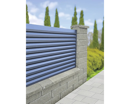 Zahradní plot z kamene a lamel