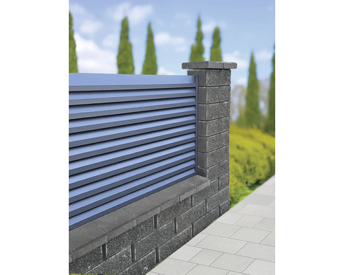 Zahradní plot s lamelami a zděnými pilíři