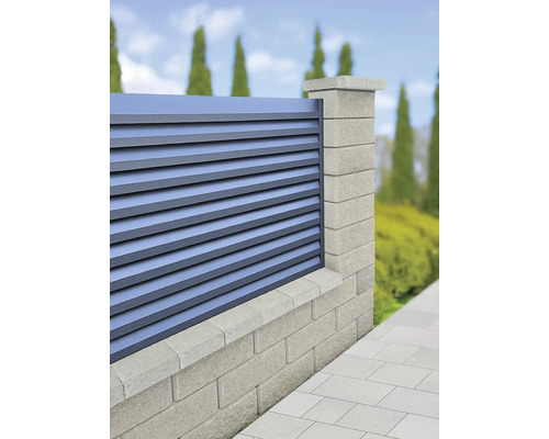 Plot s betonovým zdivem a lamelami