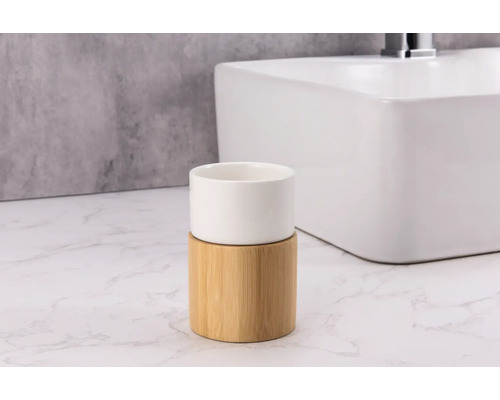 Kelímek na zubní kartáčky z bambusu a keramiky před umyvadlem