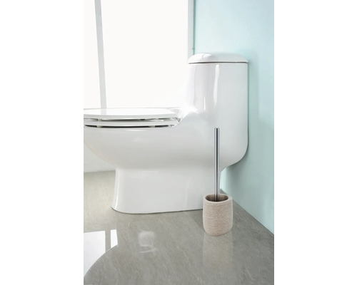 Bílá toaleta s WC štětkou v koupelně.