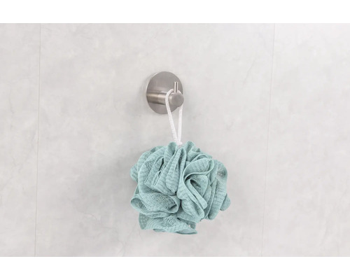 Sprchová houba visí na háku