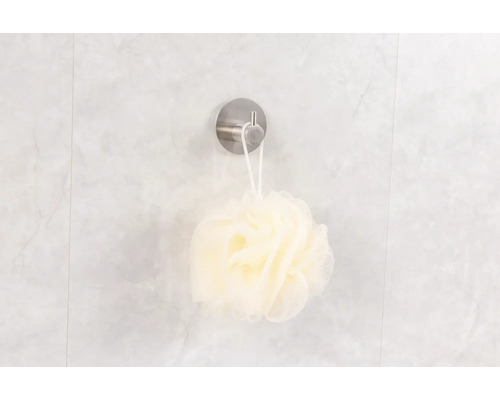 Mycí houba zavěšená na háčku