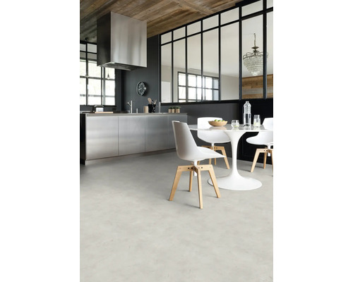 Světlá podlaha v moderně zařízené kuchyni s jídelním stolem a židlemi.