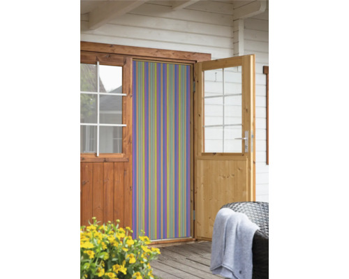 Provázková clona s barevnými pruhy pro ochranu proti hmyzu na domě.