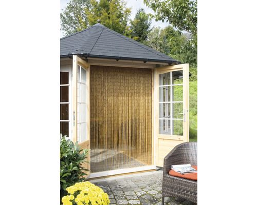 Zahradní altán s otevřenými dveřmi a bambusovým závěsem