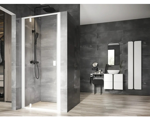 Moderní koupelna se sprchovým koutem, umyvadlem a radiátorem