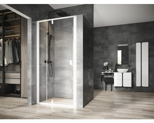 Koupelna se sprchovým koutem, umyvadlem, zrcadlem a šatní skříní pro světlé a uspořádané prostředí