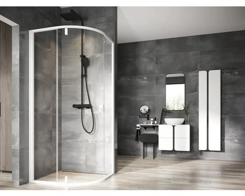 Koupelna se sprchovým koutem, umyvadlem a zrcadlem