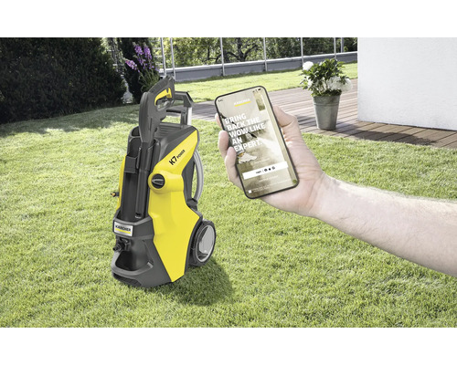 Žlutý vysokotlaký čistič Kärcher K7 Power s aplikací pro smartphone na trávníku
