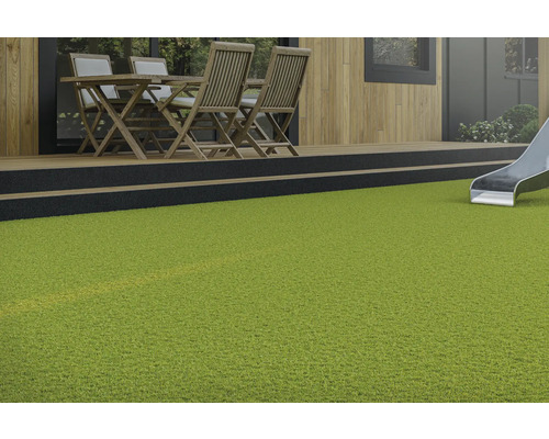 Exteriér se zeleným umělým trávníkem, terasou a zahradním nábytkem.