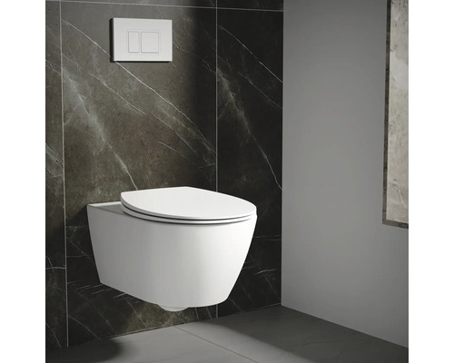 Závěsné WC s ovládacím panelem v koupelně