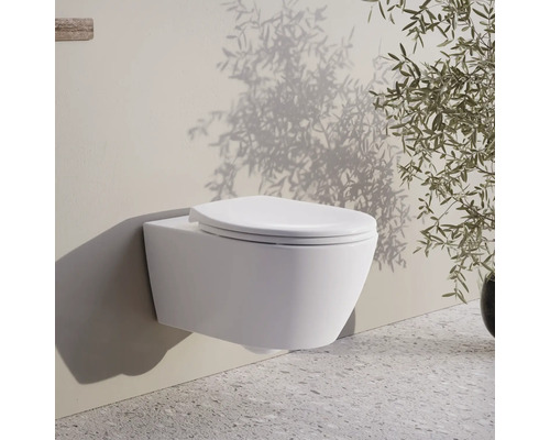 Závěsná toaleta v světlé koupelně.