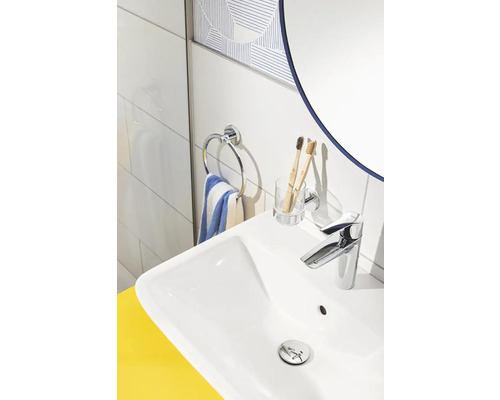 Moderní koupelnové umyvadlo s baterií, kruhem na ručník, zubními kartáčky a zrcadlem