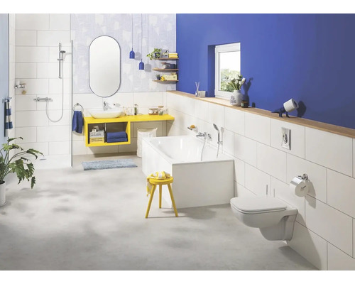 Světlá koupelna s vanou, umyvadlem, toaletou a sprchou