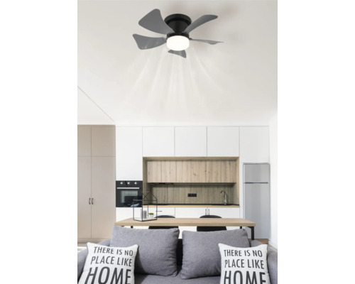 Stropní ventilátor se světlem v moderní kuchyni a obývacím pokoji