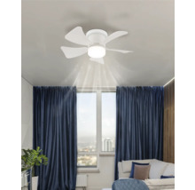 Pohled na pokoj se stropním ventilátorem s osvětlením