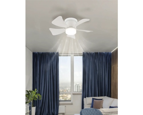 Pohled na pokoj se stropním ventilátorem s osvětlením