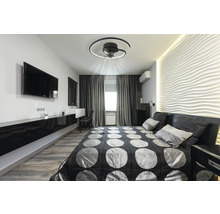 Ložnice se stropním ventilátorem a moderním vybavením