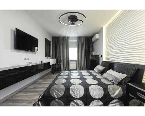 Ložnice se stropním ventilátorem a moderním vybavením