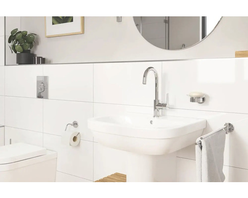 Světlá koupelna s umyvadlem, vodovodní baterií, zrcadlem a bílými obklady