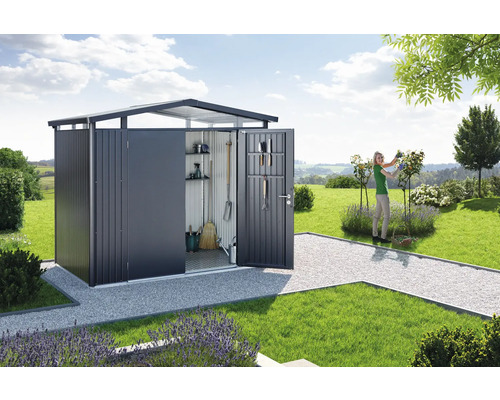 Kovový zahradní domek s otevřenými dveřmi a zahradním nářadím