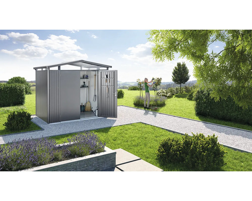 Zahrada s otevřenou kůlnou na nářadí, zahradním nářadím a ženou