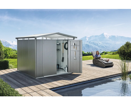 Zahradní kůlna na dřevěné terase s otevřenými dveřmi a zahradním nářadím