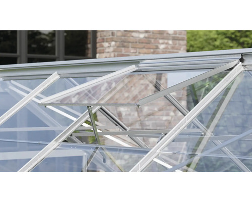 Detail skleníku s otevřenými okny pro větrání