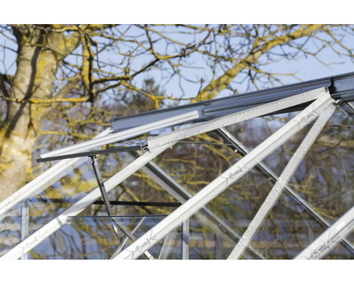 Detailní pohled na skleník s otevřeným oknem pro větrání