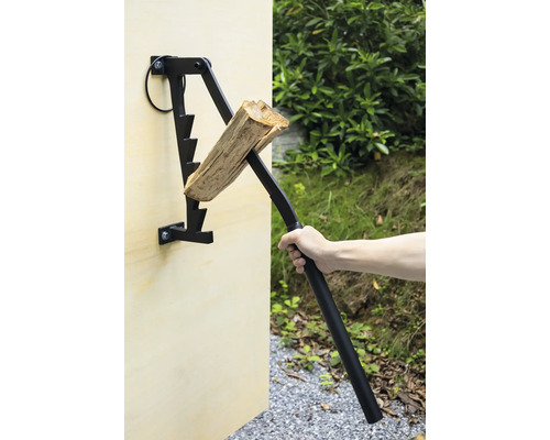 Štípačka dřeva s polenem a rukou