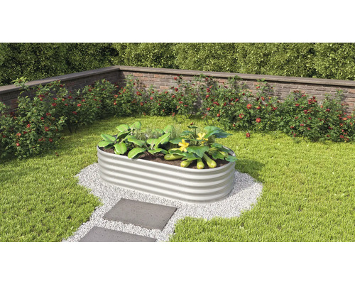 Kovový vyvýšený záhon na zahradě s rostlinami