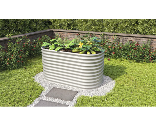 Kovový vyvýšený záhon s osázenou zeleninou na zahradě