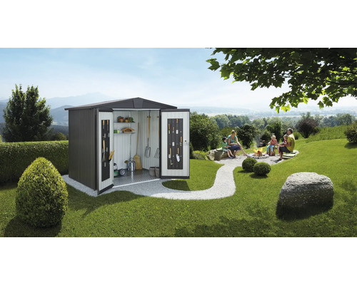 Zahradní scéna s kovovým domkem na nářadí s otevřenými dveřmi, ve kterém je uloženo zahradní nářadí, a rodinou odpočívající u táboráku