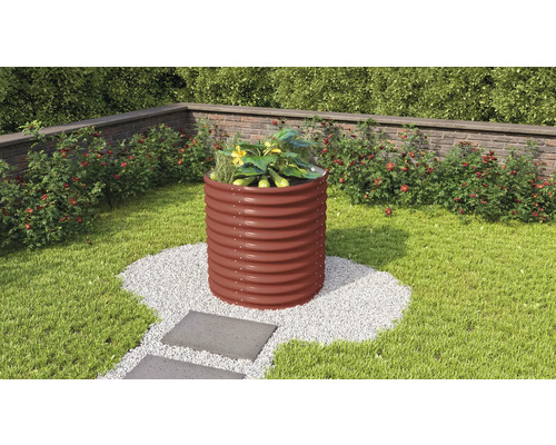 Kovový vyvýšený záhon s rostlinami na zahradě