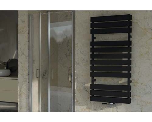 Koupelnová scéna se sprchovým koutem a vodorovným radiátorem