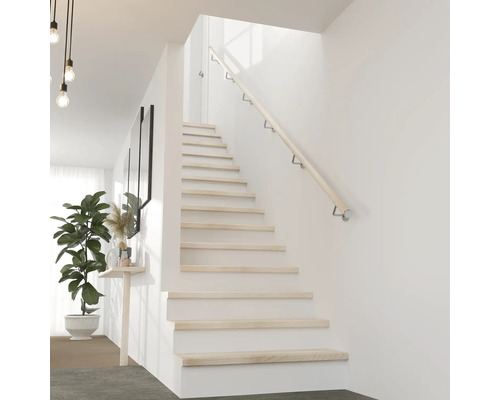 Světlé dřevěné schodiště s madlem v moderním domě.