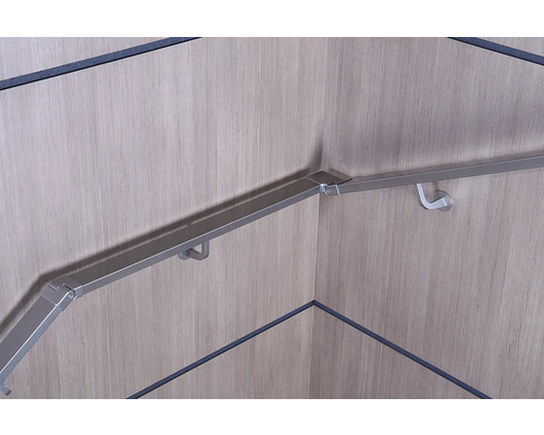 Kovové schodišťové zábradlí na stěně