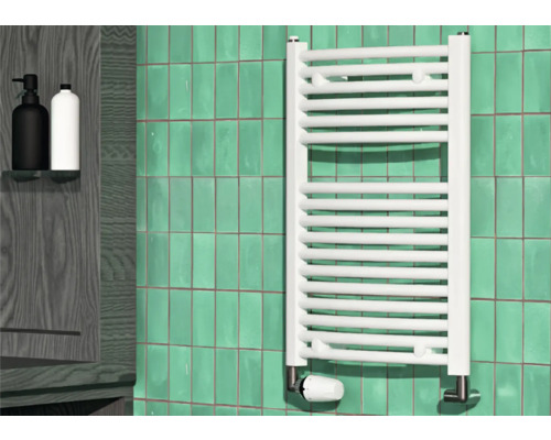Designové topné těleso ROTHEIGNER kombinovaný provoz teplá voda 690 x 445 x 106-122 mm připojení 1 dole oboustranně Koupelna s bílým radiátorem, obkládanou stěnou a dvěma dávkovači mýdla