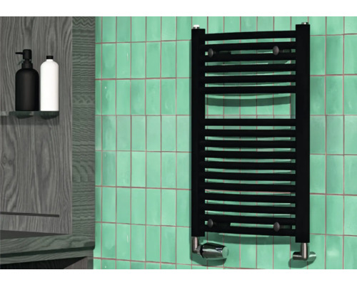 Koupelnový radiátor Rotheigner SWING 690 x 445 mm matně černý přípojka po obou stranách dole Pohled na koupelnu s černým ohřívačem ručníků na obložené stěně