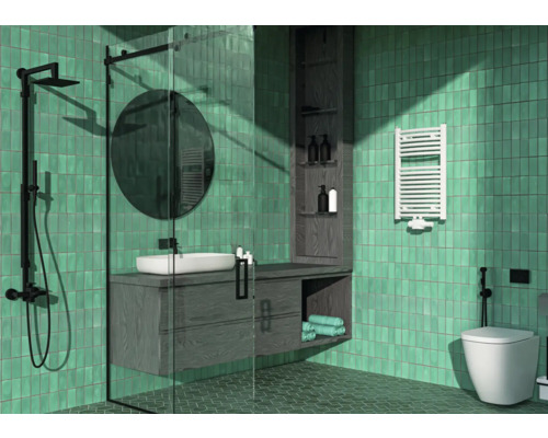 Designové topné těleso ROTHEIGNER kombinovaný provoz teplá voda 690 x 445 x 106-122 mm připojení 1 dole uprostřed Moderní koupelna se sprchou, umyvadlem, zrcadlem, regálem a radiátorem na ručníky