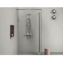 Koupelna se sprchovým koutem, dešťovou sprchou, stoličkou a nástěnnými svítidly