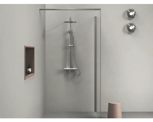 Koupelna se sprchovým koutem, dešťovou sprchou, stoličkou a nástěnnými svítidly